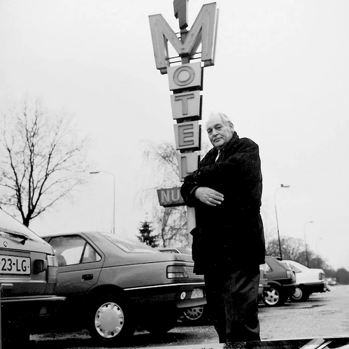 Gerrit van der Valk voor het motel in Nuland