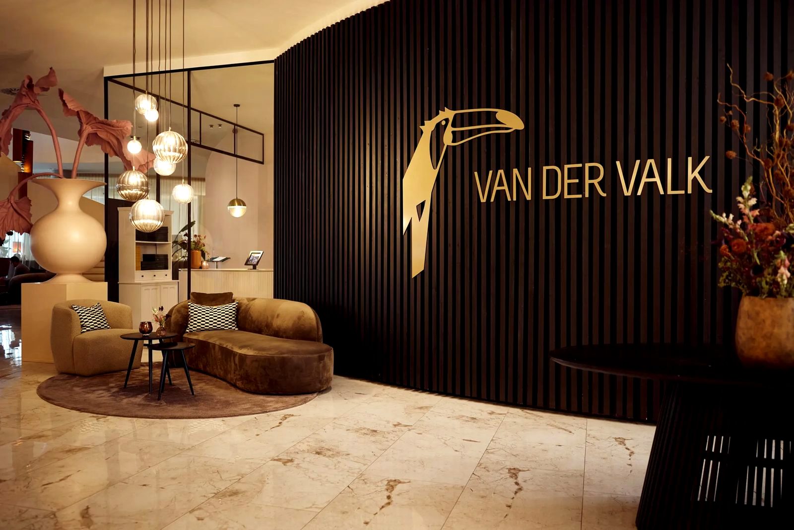 De lobby van Van der Valk Hotel Gent met de toekan op de muur